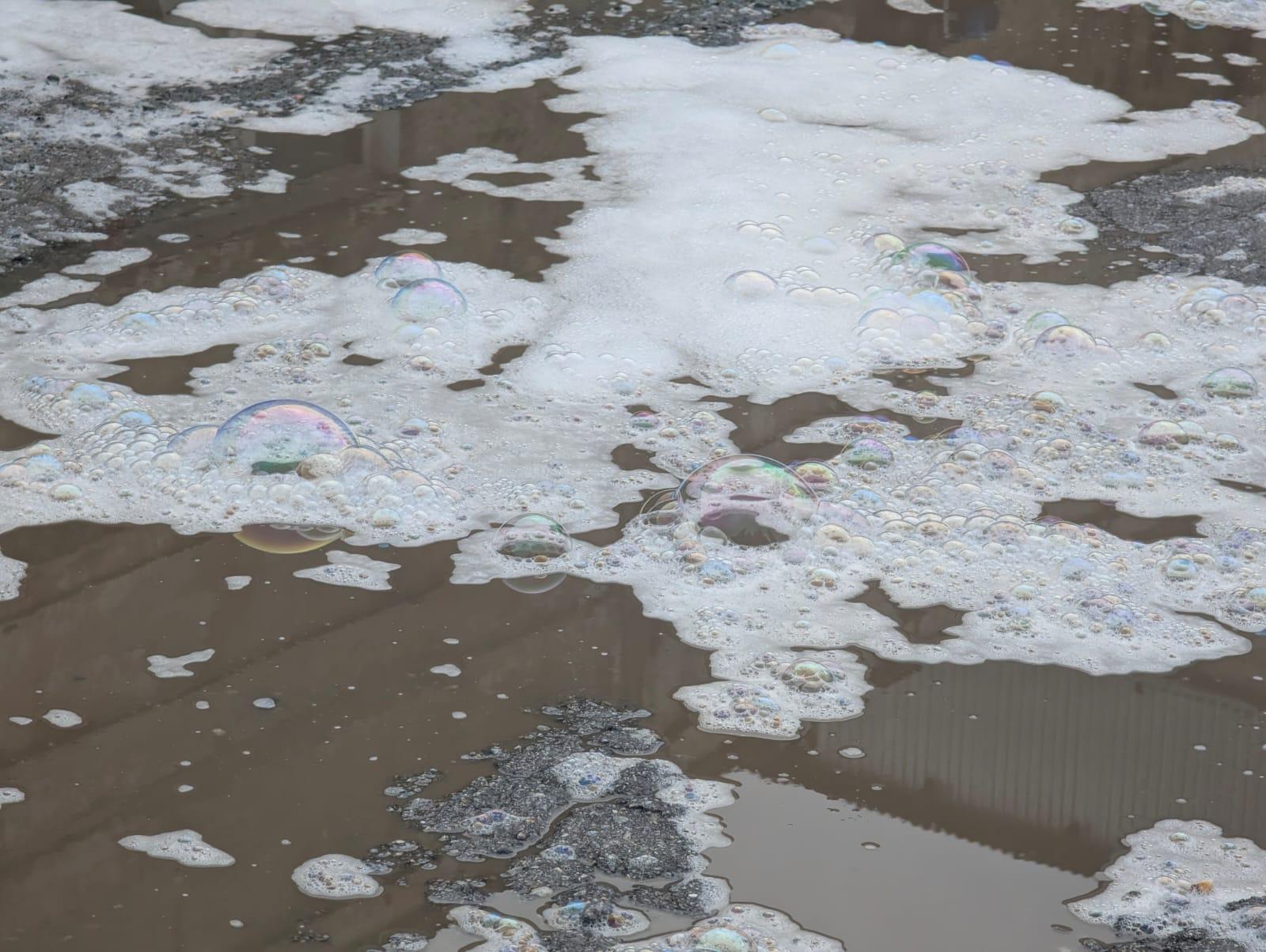 Фото Улицы у станции «Монолитная» под Новосибирском залило потоками пены 2 - Сиб.ФМ Фото Улицы у станции «Монолитная» под Новосибирском залило потоками пены 2